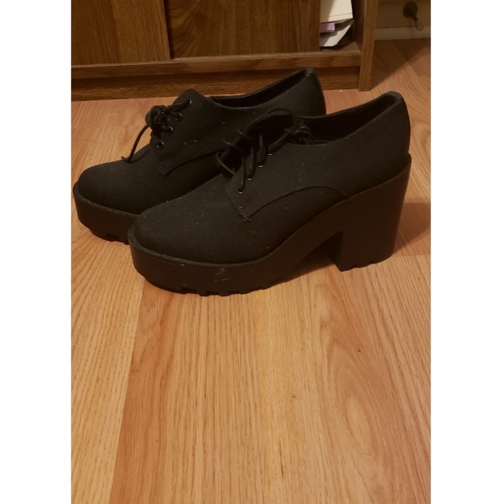 Black boot shoes